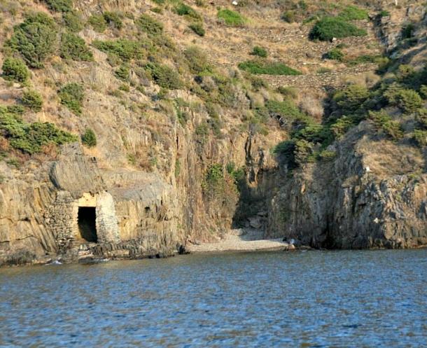 Cala Cativa, under whose waters are the remains of the wreck discovered over a century ago by the resident of El Port de la Selva, Romuald Alfaras.