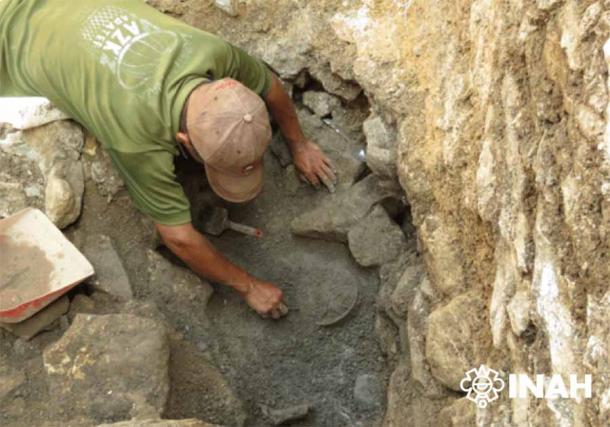 Carlos Miguel Varela Scherrer, buscando en el sitio. (Proyecto Arqueológico Palenque, INAH)