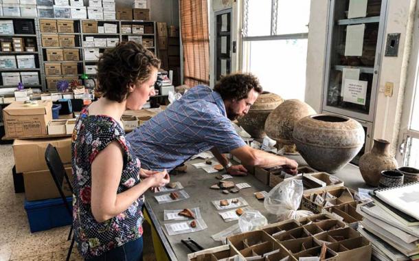 Jeffrey Glover and Carrie Tucker analyze pottery sherds unearthed at Vista Alegre. (Proyecto Costa Escondida)