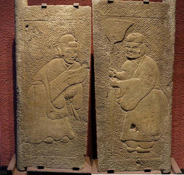 Carved reliefs on stone tomb doors showing men dressed in Hanfu, with one holding a shield (Public Domain), the other a broom (Public Domain), Eastern Han Dynasty (25–220 AD), from Lanjia Yard, Pi County, Sichuan province, Sichuan Provincial Museum of Chengdu.