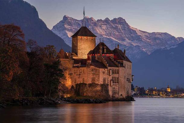 Malebná rozprávka Château de Chillon alebo Hrad Chillon na Ženevskom jazere vo Švajčiarsku je ostrovný hrad, o ktorom sa predpokladá, že bol postavený niekedy v 11. alebo 12. storočí.  V súčasnosti je to jedna z najnavštevovanejších turistických atrakcií vo Švajčiarsku, známa po celom svete svojou krásou a bývalým domovom grófky Savojskej.  (Giles Laurent / CC BY-SA 4.0)