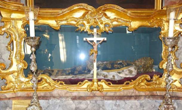 Katakombehelgene ble dekket fra hode til hæl i dyrebare juveler og dyre klær Av Vatikanet. (DALIBRI / CC BY-SA) 4.0)