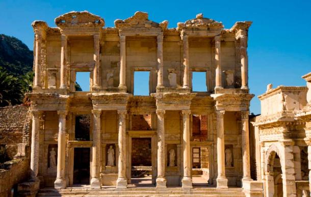 Efes'teki Celsus Kütüphanesi'nin kalıntıları, popüler bir turistik cazibe merkezi olmaya devam ediyor (Garrett Ziegler / CC BY NC ND 4.0)
