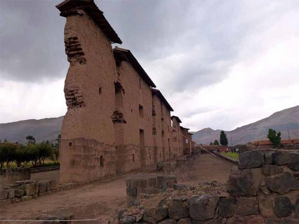 Muro central del Templo de Viracocha en Raqch'i, Perú.  Aún son visibles las bases de las columnas circulares que en el pasado sostuvieron el techo de este gran templo.  (PIERRE ANDRE LECLERCQ/CC BY-SA 4.0)