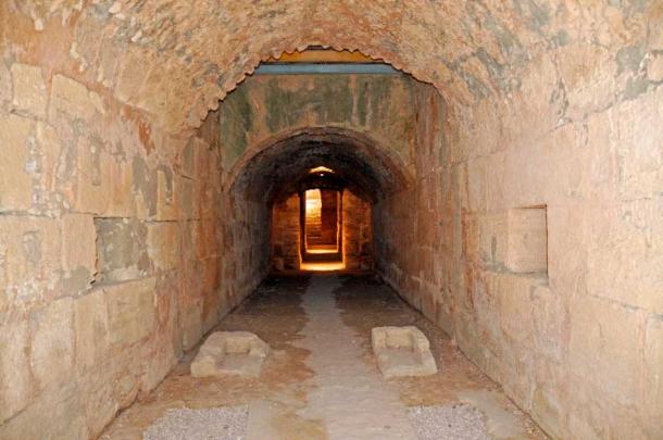 Secoli fa, questo tunnel veniva utilizzato per trasportare gladiatori o animali combattenti fino al piano dell'arena tramite un antico "ascensore" che si trovava sulle pietre del pavimento (Dennis Jarvis / CC BY SA 2.0)