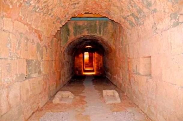 Centuries ago, this tunnel was used to transport gladiators or animals to the arena floor through an ancient ‘elevator’ located on the floor stones. (Dennis Jarvis / CC BY SA 2.0)