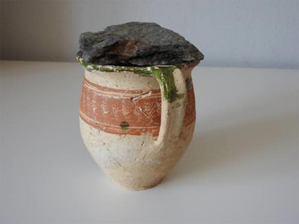 Ceramic mug covered with stone, where the coin hoard was found. (KPÚ Košice)