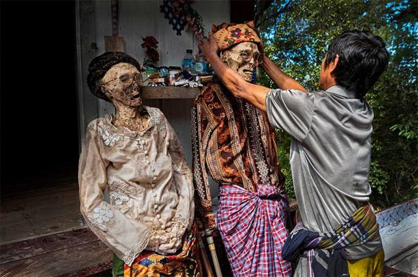 La Ma'Nene, o ceremonia de limpieza de cadáveres, se realiza todos los años, con la exhumación de los cuerpos que luego son lavados y cuidados. (Raiyani M / CC BY-SA 4.0)