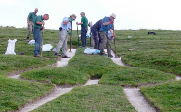 Cerne Abbas Giant’s testicles receive their new layer in the 2008 renovation. (Nigel Mykura / CC BY-SA 2.0)