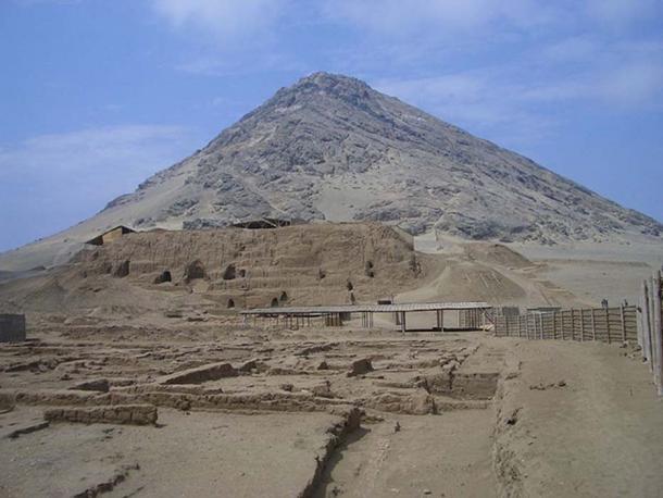 Cerro Blanco and Huaca de la Luna. (Chiwara/CC BY SA 3.0)