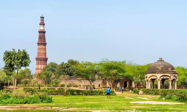 Qutb Minar and Chhatri at the Quli Khan Tomb, Delhi (Leonid Andronov / Adobe Stock)