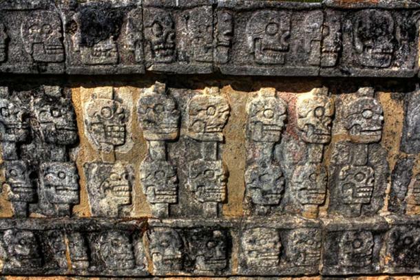 Chichén Itzá MEX - Tzompantli Wall of Skulls.