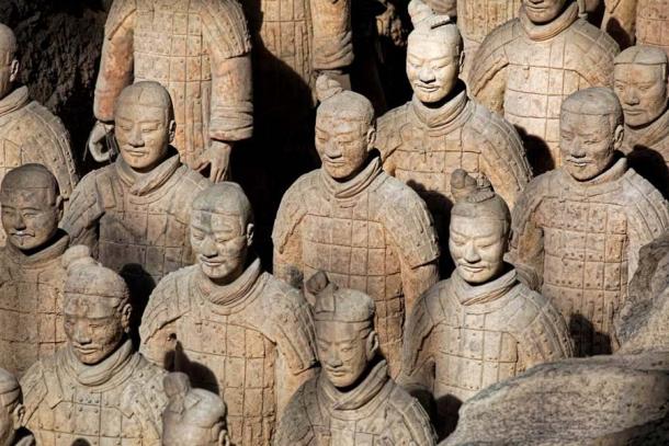 El famoso Ejército Chino de Terracota, establecido hace más de 2000 años, fue construido para proteger al primer emperador de China en un sitio cerca de Xian que cubría 98 kilómetros cuadrados (38 millas cuadradas). Fuente: David Davis/Adobe Stock