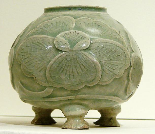 Chinese celadon with cut-out and engraved decoration, 10th century.
