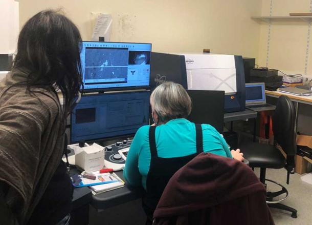Dr. Christina Tsoraki and Sarah Morriss, University of Leicester, carry out the Scanning Electron Microscope analyses at the University of Leicester. (Crellin et. al / Antiquity Publications Ltd)