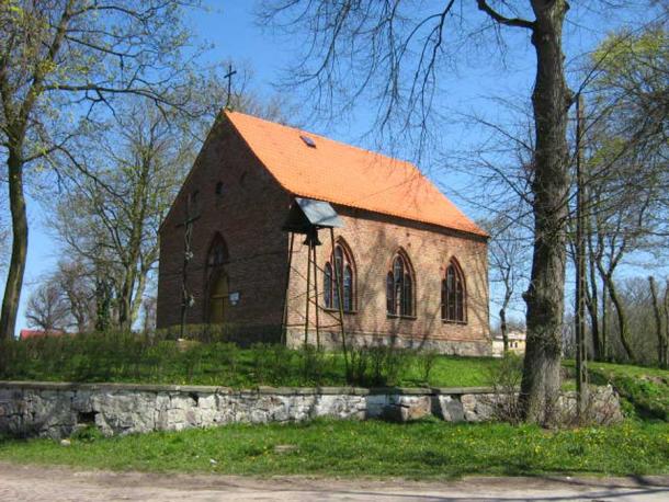 La nueva iglesia en Wiejkowo, Polonia.  El tesoro del disco Curmsun se descubrió mientras se ponían los cimientos para la nueva cripta en 1841. (Radosław Drożdżewski / CC BY 3.0)
