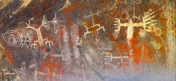 Pinturas em cavernas de Chumash na caverna pintada de Burro Flats, Simi Valley, Califórnia, EUA. 