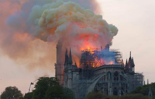 Catedral de Notre-Dame en llamas, tras un incendio eléctrico anormal en abril de 2019. (GodefroyParis / CC BY-SA 4.0)