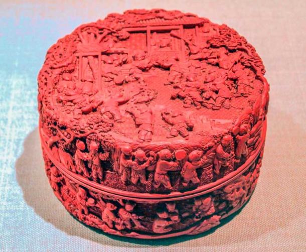 El cinabrio se usaba ampliamente como pigmento decorativo y como cosmético tóxico. un hombre chino "rojo cinabrio" Caja de laca tallada de la dinastía Qing. Cajas como esta se pintaban con frecuencia con una laca que contenía pigmento de cinabrio. (Andrés Lih / CC BY SA 2.0)
