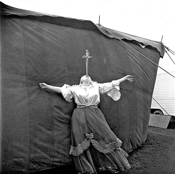 Circus sword swallower, Maryland, 1970 (RV1864 / CC BY-NC-ND 2.0)