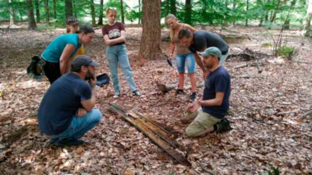Citizen scientists in action checking a possible mound site. (© Heritage Gelderland)