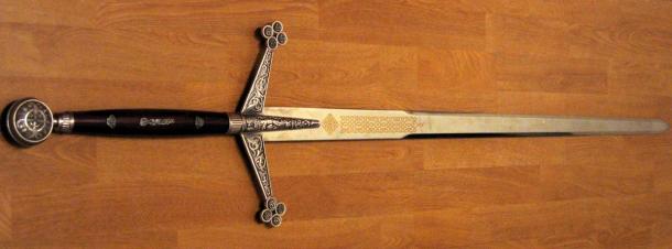 This Claymore Highlander replica shares many design similarities to the auctioned sword. (ClaymoreHighlanderReplica.jpg: Douglas Whitaker(CC BY-SA 2.5)