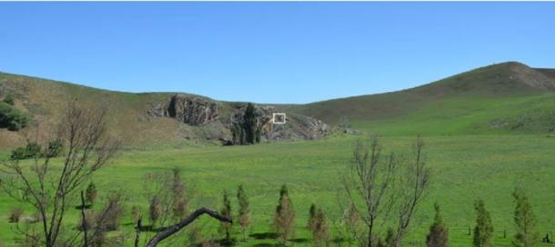 Cloggs Cave cliffline above the Buchan River flood plain, showing location of cave entrance. (David, B/ResearchGate)