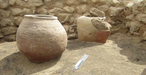 Primer plano de algunas vasijas de cerámica descubiertas. (Ministerio de Turismo y Antigüedades)