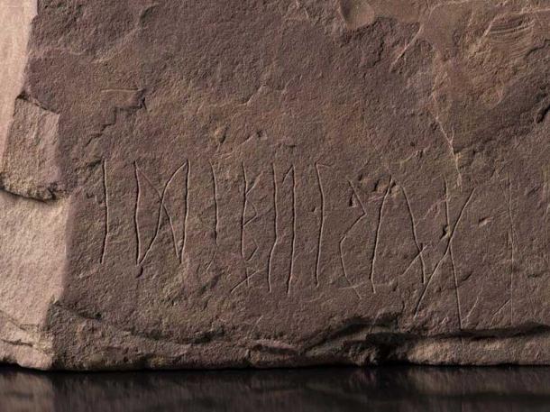 Primer plano de una inscripción rúnica en la piedra rúnica más antigua descubierta hasta la fecha, que se cree que tiene 2000 años. (Alexis Pantos/KHM, UIO)