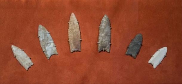 来自新墨西哥州克洛维斯的克洛维斯矛尖在俄亥俄州克利夫兰的克利夫兰自然历史博物馆展出。 从 13,500 到 13,000 年前，它们在（从左到右）威斯康星州、威斯康星州、威斯康星州/伊利诺伊州边境、伊利诺伊州、俄亥俄州和乔治亚州被发现。 (CC BY-SA 2.0)