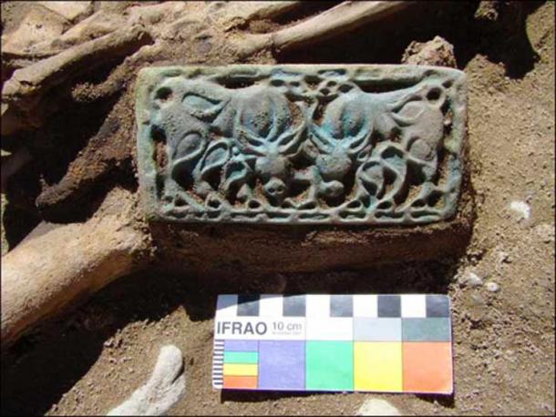 Coal and bronze belt buckles found in Terezin (top) and Ala-Tei burial grounds. Images: Institute for the History of Material Culture