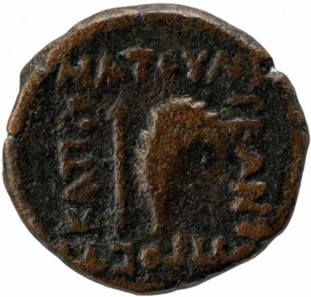 Moneda de Natounia, reverso. Letras: OTANΥN / IEΩN T[ΩN] / ΠPOC TΩ / KAPΠΩ (© The Trustees of the British Museum / CC BY-NC-SA 4.0 / Antiquity Publications Ltd)