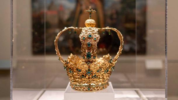 Originally from Colombia, the Crown of the Andes includes more than 400 emeralds and dates back to 17th or 18th century. It was made for a sculpture of the Virgin Mary of Popayán, to give thanks for her protection against smallpox, and is now on display at the Metropolitan Museum of Art. (Smart History / CC BY-NC-SA 2.0)