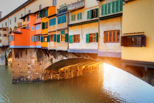 Coloridas ventanas con contraventanas en el puente Ponte Vecchio. Fuente: Elena/Adobe Stock