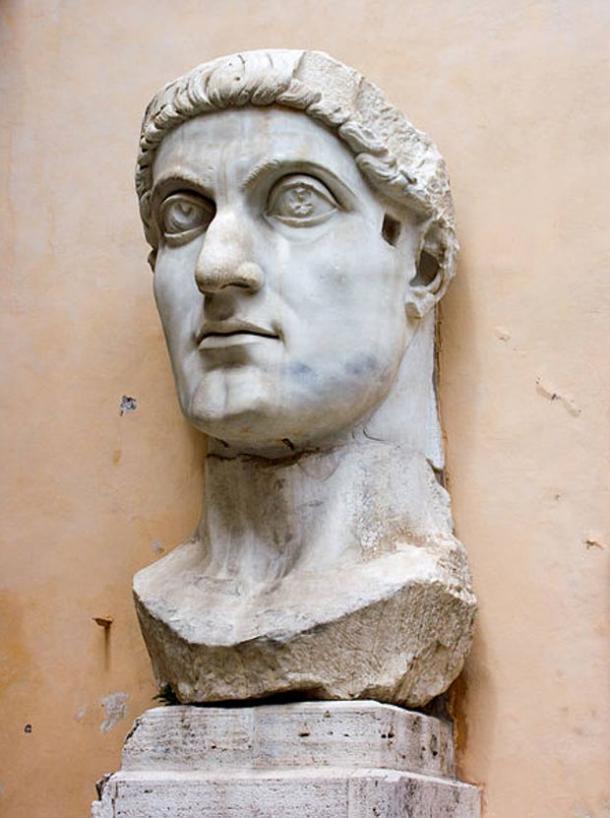 Colossale testa marmorea dell'imperatore Costantino il Grande, romana, iv secolo, situata ai Musei Capitolini, a Roma.