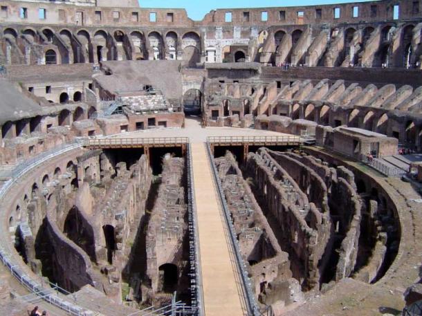 L'interno del Colosseo in chiave moderna, con pavimento in legno sopra l'ipogeo recentemente ricostruito (Takus / Adobe Stock)