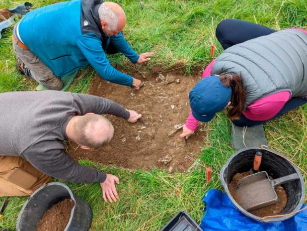 Anggota komunitas memiliki kesempatan untuk bermain sebagai arkeolog amatir dan berpartisipasi dalam penggalian.  (Courtesy of Ethos Heritage)