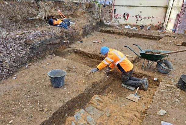 Conducting a survey in the sanctuary area, at the supposed location of the temple.  (© Sandrine Lalain/Inrap)