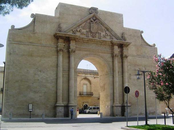 Conservation of the city gate in Lecce, Italy, undertaken according to the Venice Charter. (Colar~commonswiki / Public Domain)