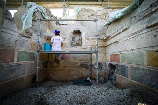 Conservation works in the painted blockwork on plaster. (Image: Parco Archeologico Di Pompeii)