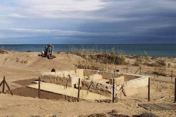 Construction work to protect the area of La Torre del Descargador, on the eastern Spanish coast. (Universidad de Alicante)