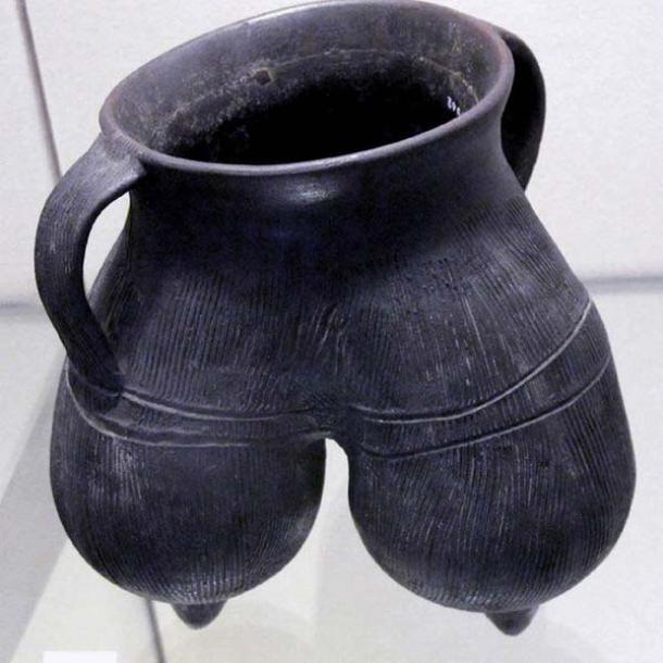 Cooking pot. Burnished black earthenware, Longshan culture (2400–1800 BC), Neolithic period.