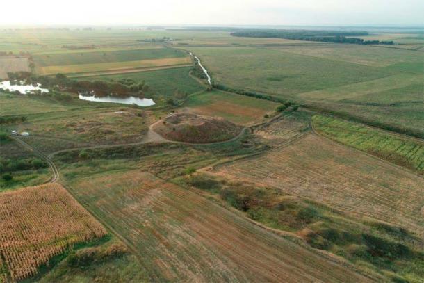 Cooper Age tell settlement site Măgura Gorgana near Pietrele in today’s Romania. (© Konstantin Scheele/MPG)