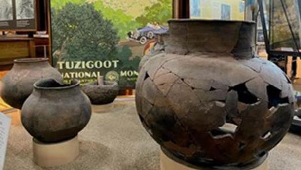 Innumerables artefactos, como estas enormes vasijas de cerámica de Sinagua, se exhiben en el Museo del Monumento Nacional Tuzigoot. (Servicio de Parques Nacionales)