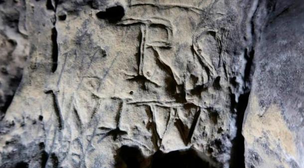 Les dessins de marques de sorcières les plus populaires dans les falaises de Creswell sont liés religieusement, comme le signe de connexion `` VV ''