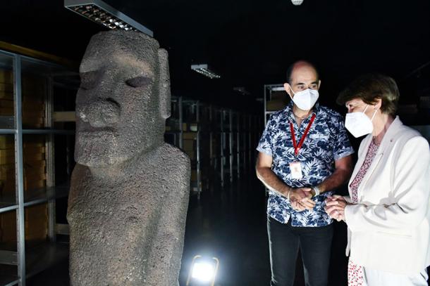 Cristian Becker, Chief Curator and Scientist at the MNHN, together with Consuelo Valdés, Minister of Culture, Arts and Heritage. (Museo Nacional de Historia Natural, Chile)