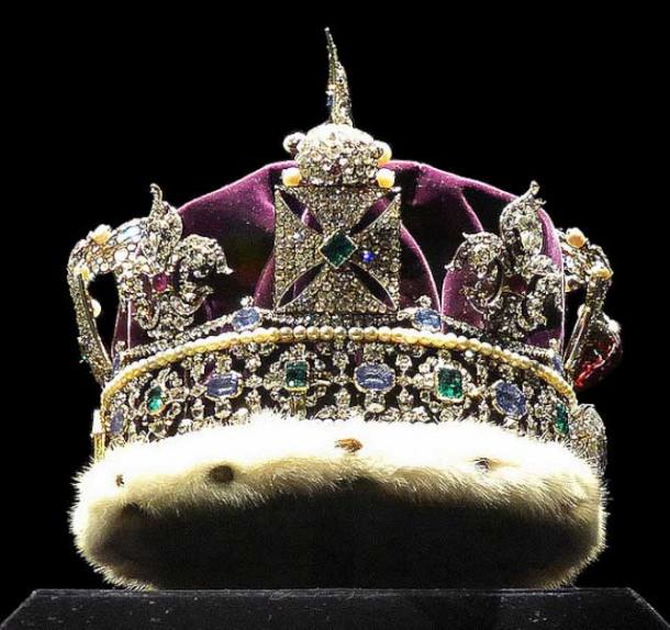 Britain’s Imperial State Crown (made in 1937 with alterations in 1953); picture taken at the exhibition of the Crown Jewels of the United Kingdom inside the Jewel House (Waterloo barracks, Tower of London (CC BY-SA 4.0)
