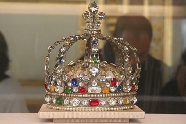 Corona del rey Luis XVI en el Museo del Louvre de París. (CC BY-SA 4.0)
