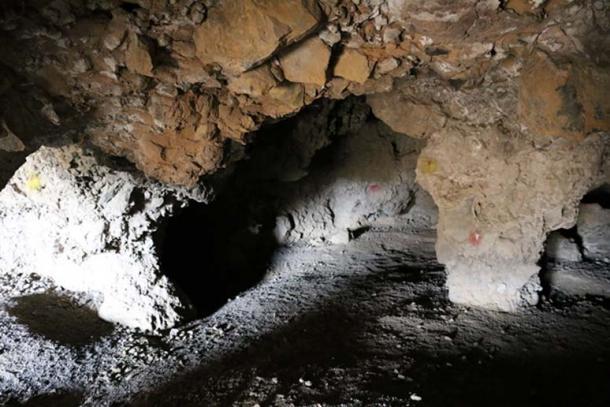 View of the “Cueva del Pirul”, one of the largest systems of interconnected caves to the East of the Pyramid of the Sun. One can notice the many rough pillars left to support the roof and a number of side passages branching out in different directions.