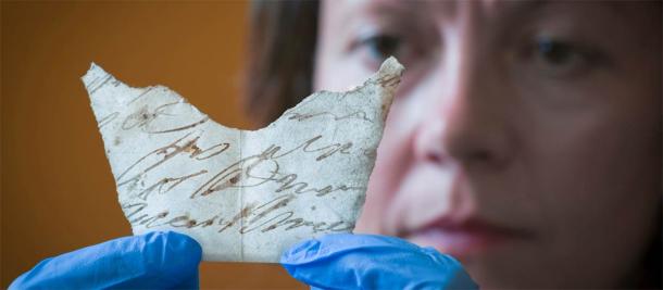 La curadora Anna Forrest sostiene uno de los hallazgos encontrados debajo del piso de Oxburgh Hall. (Confianza nacional)